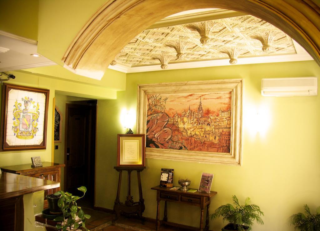 Hostal Los Guerreros Toledo Esterno foto