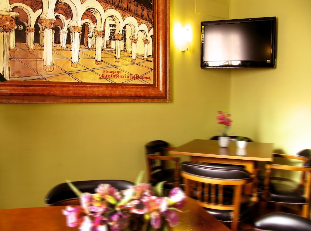 Hostal Los Guerreros Toledo Esterno foto